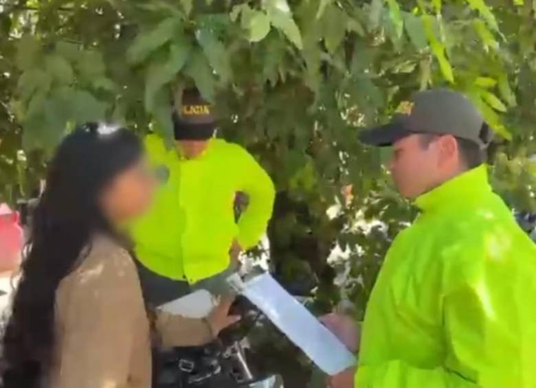 Momento en que alias María José fue capturada por las autoridades. FOTO: Policía Nacional de Colombia