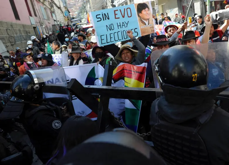 De acuerdo con el coronel Roger Montaño, jefe policial a cargo del control de la protesta, los enfrentamientos dejaron un total de 20 personas detenidas en Bolivia. FOTO: AFP