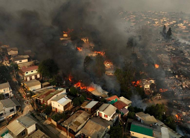 Vista aérea del incendio forestal que afecta los cerros de la ciudad de Viña del Mar en el sector de Las Pataguas, Chile. FOTO AFP