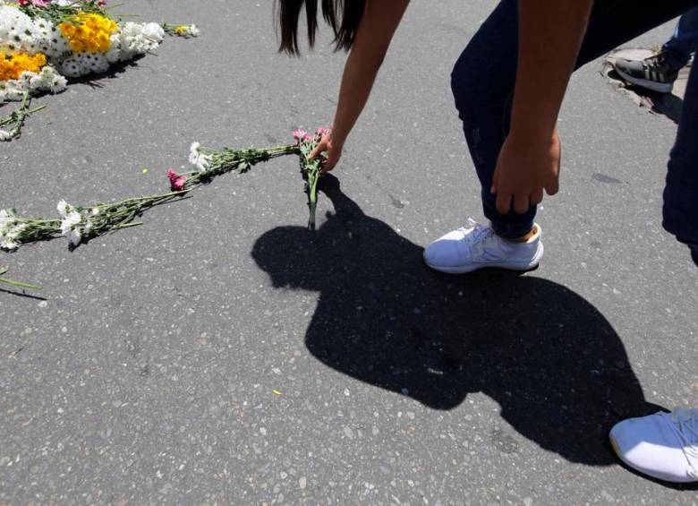 Formar un gran S.O.S con flores, la idea de los marchantes frente a la IV Brigada. Foto: Edwin Bustamante