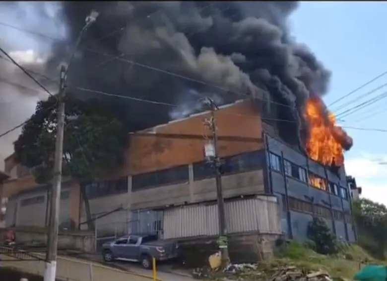 Bomberos de La Estrella atendieron un gran incendio en una empresa ubicada en la zona industrial del municipio. FOTO: Captura de video