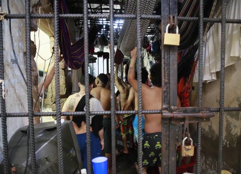 Cientos de personas que no han sido condenadas pasan semanas y meses enteros recluidos en estaciones de Policía donde se les violan diferentes derechos. FOTO: Cortesía Gobernación