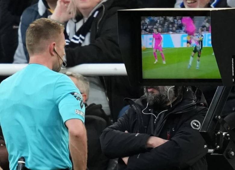 El Video Assistant Referee tiene como objetivo ayudar al árbitro central o principal, a evitar errores graves y manifiestos durante un partido de fútbol. FOTO: AFP