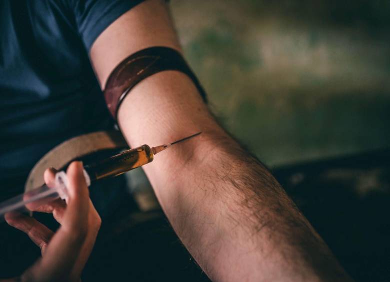 El bluetoothing es una práctica peligrosa donde los consumidores buscan “estirar” el efecto de un alucinógeno compartiendo el residuo de una droga a través de una jeringa con sangre. Foto: Getty Images