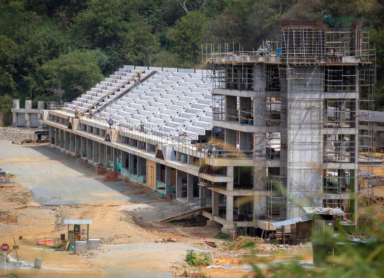 El Central Park es hoy una enorme mole de concreto en suspenso al norte del Aburrá, que podría dejar un detrimento patrimonial de más de $112 mil millones al departamento. FOTO Edwin Bustamante