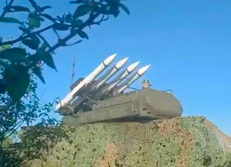 Parte del video en el que se observa un camión militar venezolano transportando y posicionando cuatro misiles antiaéreos. FOTO: Captura de video