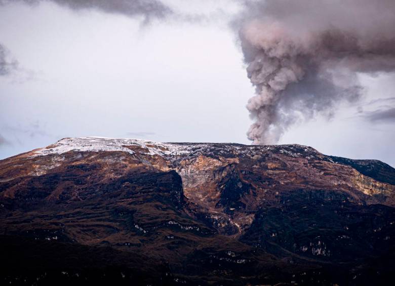 En el informe más reciente del Servicio Geológico Colombiano (26 de abril) se reportó una columna de gases y/o ceniza que alcanzó los 2.500 metros de altura. FOTO: TOMADA DE TWITTER @FuerzaAereaCol