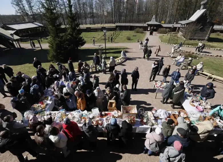 Creyentes rusos celebrando la Pascua ortodoxa. EFE/EPA/Anatoly Maltsev