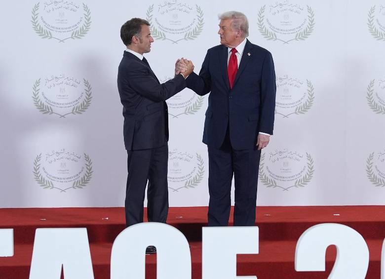 El apretón de manos de Donald Trump con Pedro Sánchez y Emmanuel Macron no pasó desapercibido. FOTO: GETTY