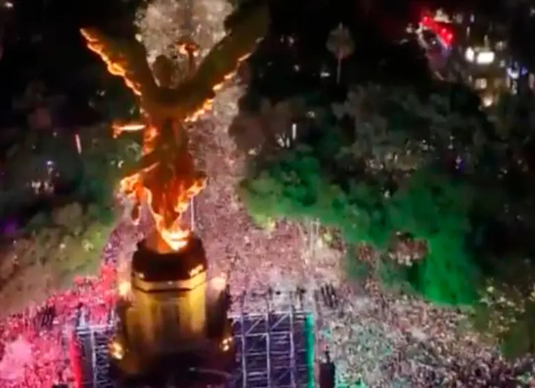 El Ángel de la Independencia se vistió de fiesta tras el triunfo de México sobre Ecuador. FOTO: Captura