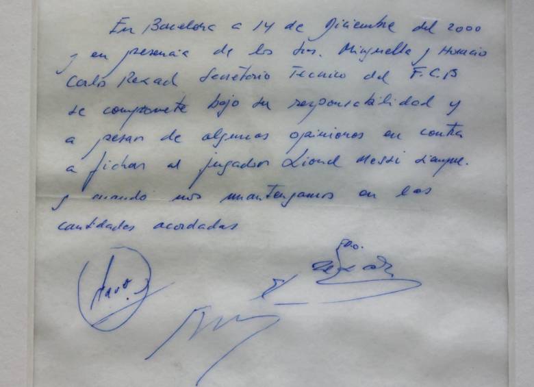 Esta fue la servilleta firmada por directivos del Barcelona en respuesta a la presión del padre de Lionel Messi. Foto: AFP