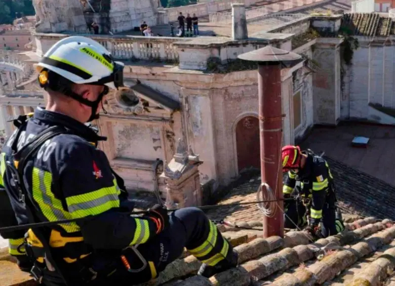 Con la instalación de la chimenea y la Capilla Sixtina convertida en un búnker, iniciaron preparativos para el cónclave