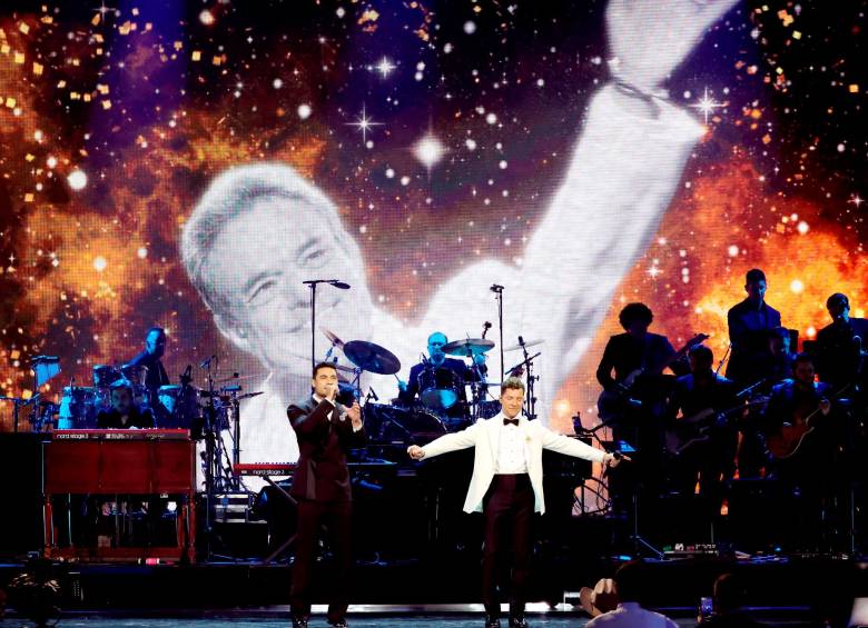 Carlos Rivera y David Bisbal en el homenaje a José José. FOTO Cortesía Academia Latina de la Grabación