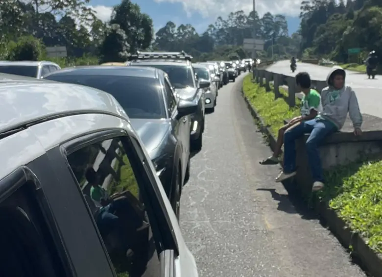 Congestión vehicular en el peaje de Amagá, ubicado en el Suroeste antioqueño. FOTO: Tomada de X @MiguelSamperS