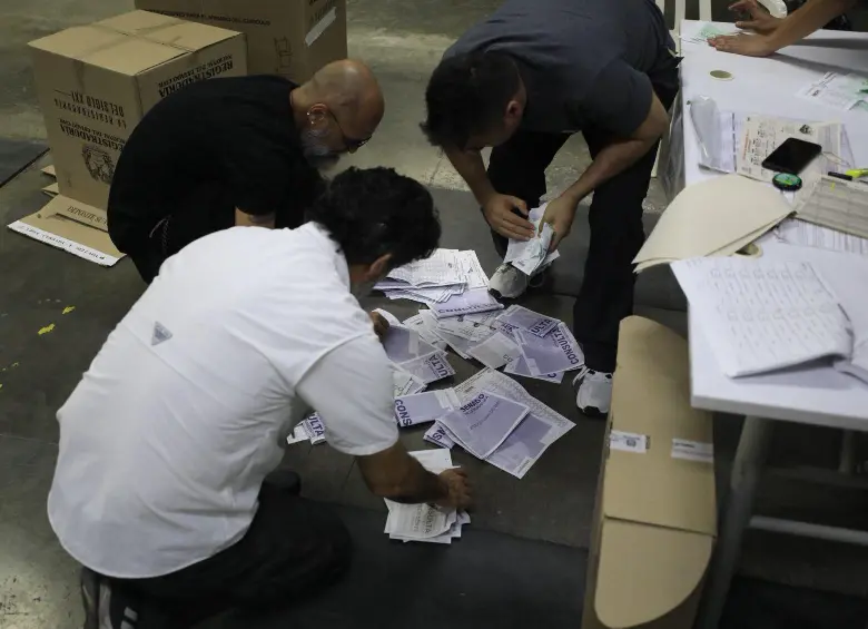 Conteo de votos en el coliseo<i> </i>Iván de Bedout, en el cierre de votaciones.