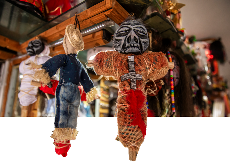 El sincretismo de imágenes del catolicismo mezcladas con deidades venezolanas se palpa en las vitrinas del centro de Medellín. Foto Carlos Velásquez.