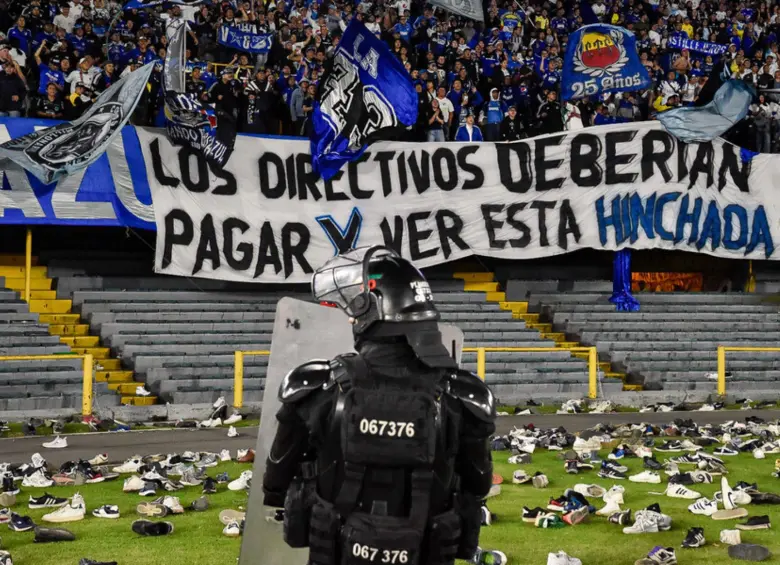 La protesta “póngase en nuestros zapatos” por parte de los hinchas de Millonarios hizo que el partido ante Unión Magdalena se detuviera por 25 minutos. Foto: Colprensa