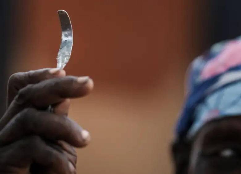 Con 230 millones de sobrevivientes a nivel mundial, las autoridades sanitarias urgen a mantener la inversión en educación y redes sociales como únicas armas efectivas contra esta práctica. FOTO: AFP