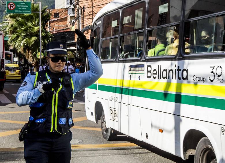 Imagen de referencia de un agente de tránsito laborando en el municipio de Bello. Foto: Julio César Herrera E.