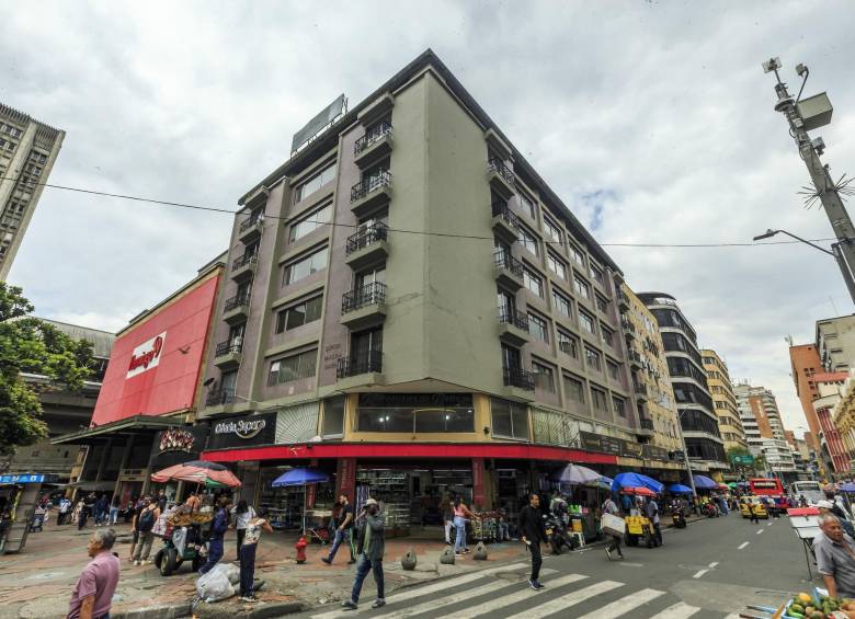 La terraza del edificio tiene vista a las montañas, al edificio Coltejer, al Banco de la República, a la iglesia de La Candelaria, al metro y al Palacio de la Cultura. Allí quieren hacer un restaurante. FOTO Camilo Suárez