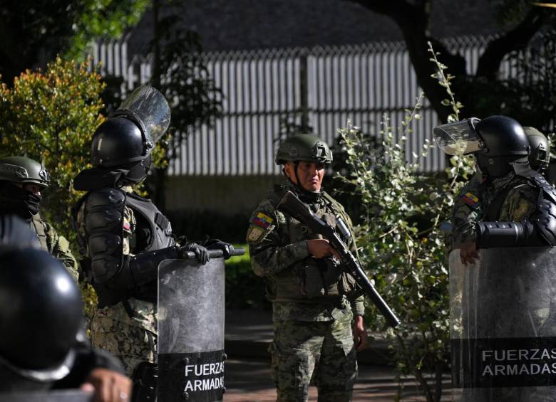 La policía y fuerzas armadas reunidas para controlar la violencia en el país. FOTO: AFP