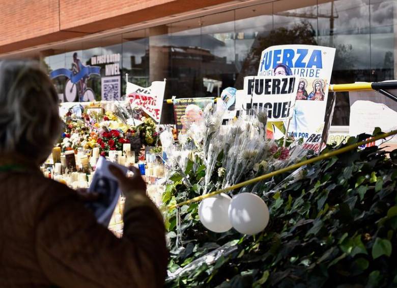 Las instalaciones de la Fundación Santa Fe con mensajes de fuerza a Miguel Uribe. FOTO: COLPRENSA