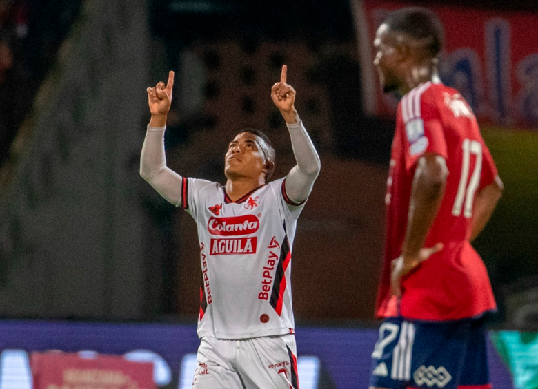 El futbolista Cristian Barrios ha marcado los dos de los tres goles con los que América vence al Medellín. FOTO: JUAN ANTONIO SÁNCHEZ