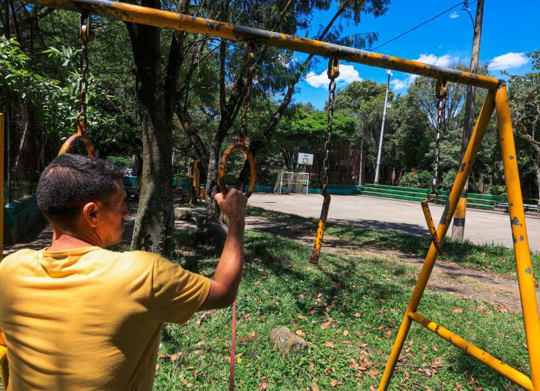 Los habitantes de Carlos E. Restrepo lamentan que no les hayan reparado la placa polideportiva. FOTO MANUEL SALDARRIAGA
