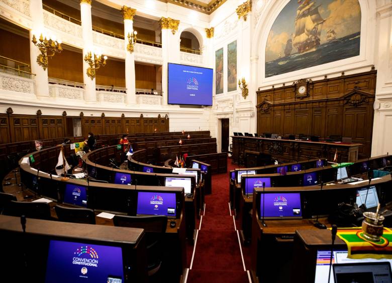 La Convención Constituyente de Chile presentó el borrador de la propuesta de nueva Constitución que será sometida a plebiscito. FOTO: EFE