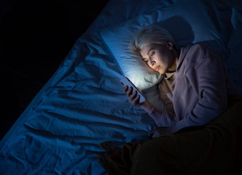Consecuencias de dormir junto al celular. FOTO Freepik