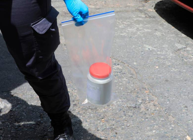 Los investigadores estudian algunas sustancias que aparecieron en la escena. FOTO: Esneyder Gutiérrez