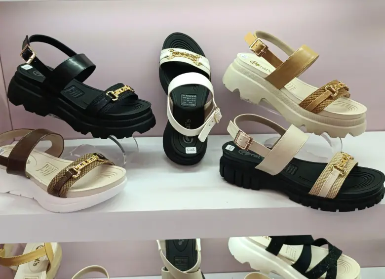 Los colores negro y tonos de café y miel se imponen en las sandalias. Foto: Brian Ferney Valencia Ríos