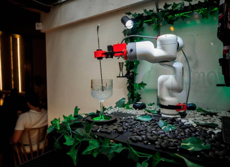 Este jueves fue presentado en el restaurante Mítico: Culto a la Cocina del municipio de Envigado el robot bartender Isaac, capaz de preparar cuatro cocteles premium. FOTO Camilo Suárez