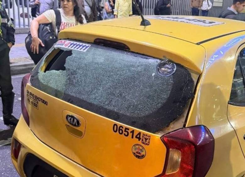 Uno de los taxis quedó con daños tras los disparos registrados en inmediaciones del Aeropuerto Internacional El Dorado, en Bogotá. Foto: captura de videos redes sociales @PasaenBogota