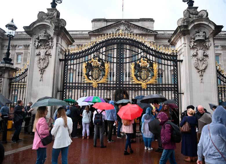 Personas se reúnen frente al Palacio de Buckingham en Londres. FOTO: EFE