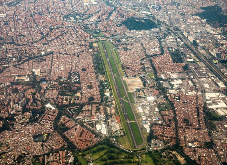 El “reciclaje” de zonas urbanas para nuevos usos es el principal reto de la ciudad. La reubicación del aeropuerto Enrique Olaya Herrera liberaría 1,12 millones de metros cuadrados. FOTO el colombiano