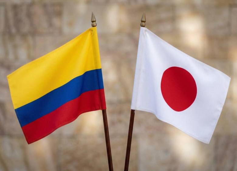 La reactivación de las negociaciones llega tras 15 años de parálisis y coincide con contactos del Gobierno colombiano con Toyota, Mazda y Toshiba. Foto: Generada con IA