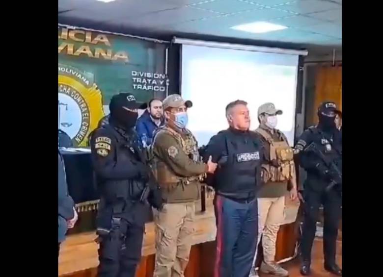Juan José Zúñiga, el general destituido de las Fuerzas Armadas de Bolivia, fue presentado a la opinión pública esposado por su intento fallido de golpe de Estado. Foto: captura de pantalla