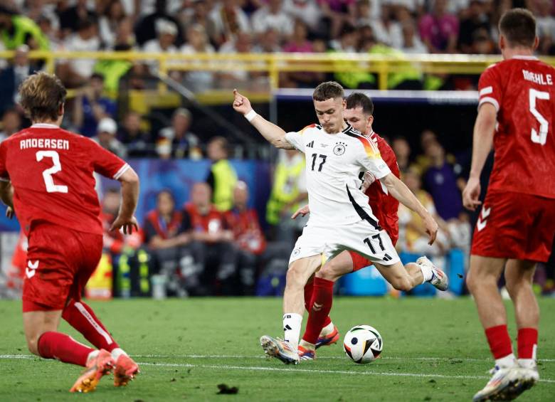 El partido de Alemania ante Dinamarca estuvo suspendido por 25 minutos por cuenta de una tormenta. FOTO AFP 