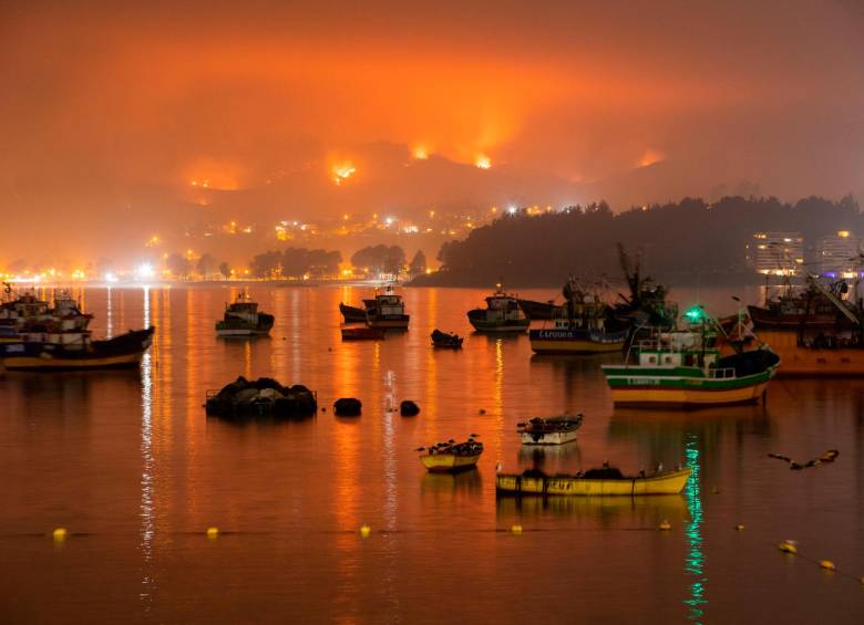 El Gobierno chileno pidió ayuda internacional para combatir el fuego a países como España, México, Argentina y Estados Unidos, y decretó el estado de catástrofe en las tres regiones más afectadas. FOTO EFE