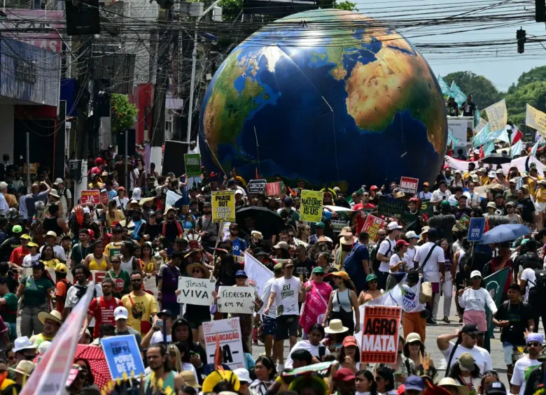 Miles de manifestantes salieron a las calles exigiendo un acuerdo que proteja a la selva del Amazonas además de promover la terminación del uso de hidrocarburos. Foto: AFP