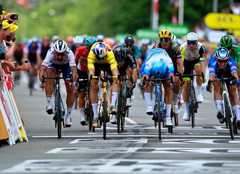 El líder Van Aert participó en el embalaje y logró mantener la camiseta amarilla. La etapa se definió en foto finish. FOTO: GETTY