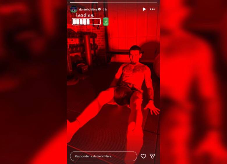 El jugador se mostró en sus redes sociales entrenando y haciendo la rehabilitación de su intervención para regresar a las canchas. Foto: captura historia @daniel.chitiva