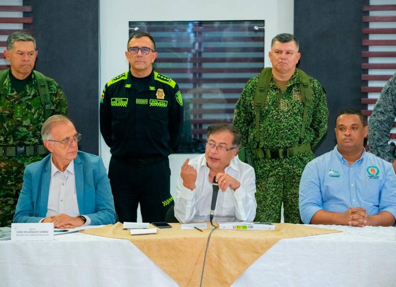 Petro estuvo acompañado de su ministro de la Defensa y la cúpula militar. FOTO CORTESÍA 