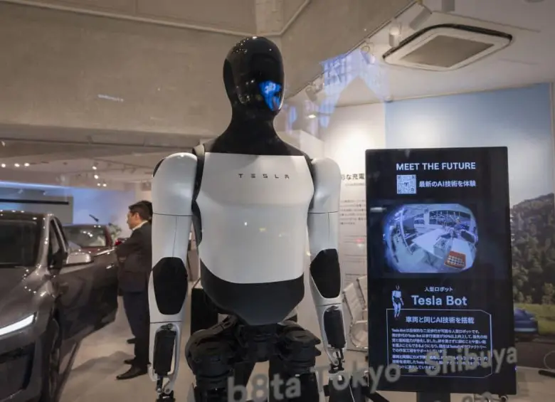 Elon Musk aseguró que la inteligencia artificial y la robótica, con proyectos como Optimus y la conducción autónoma, podrían acabar con la pobreza y transformar la economía global. FOTO: AFP.