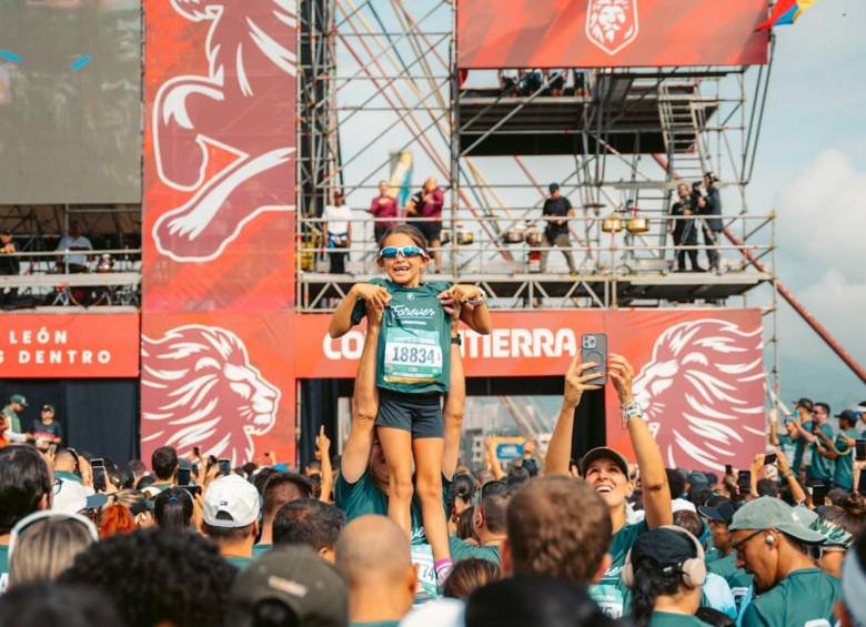 Los niños también corren en este evento, en compañía de un adulto. FOTO: Cortesía CMT