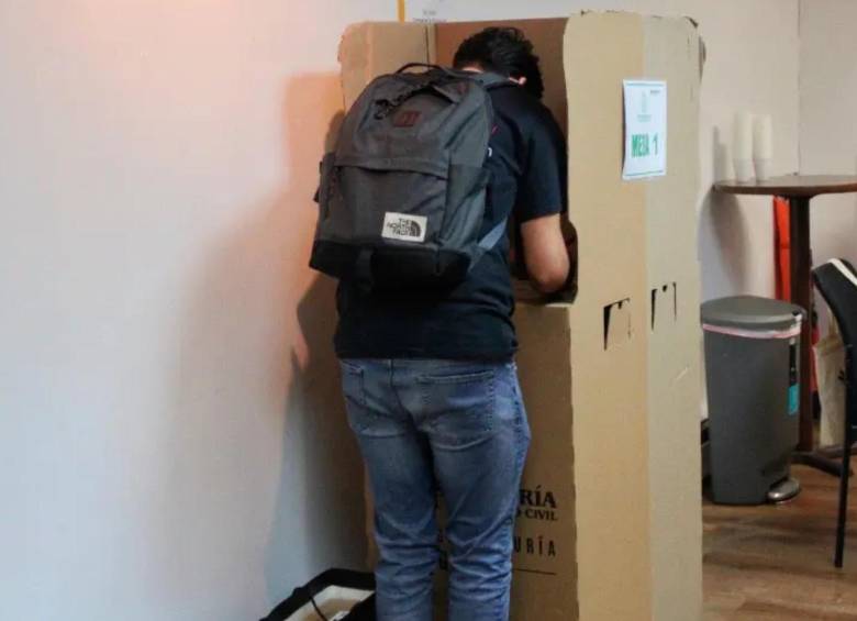 El trámite deberá adelantarse desde un celular. La plataforma solo es accesible desde el exterior. FOTO: Cancillería 