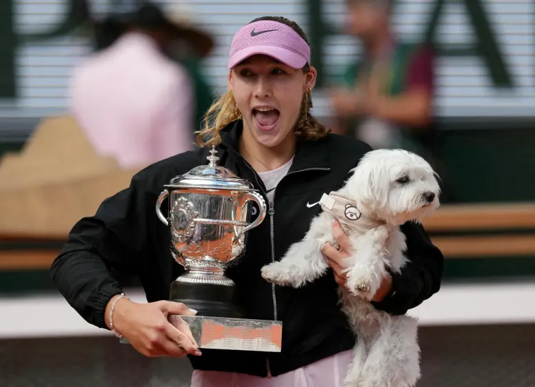 En apenas 1 hora y 22 minutos, la octava del mundo desactivó la resistencia de Maja Chwalinska para levantar su primera Copa de los Mosqueteros y emular las hazañas de las leyendas adolescentes. FOTO: AFP