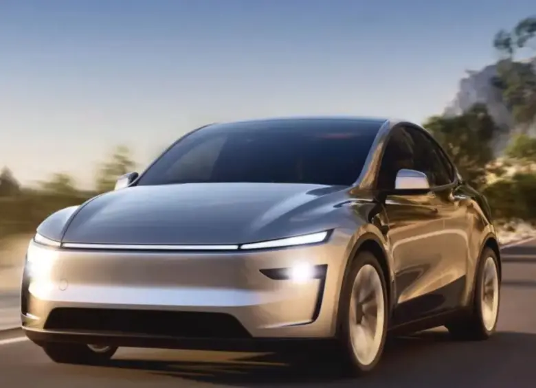 El error reside en un retraso crítico de la imagen al poner el vehículo en marcha atrás. FOTO: Tesla