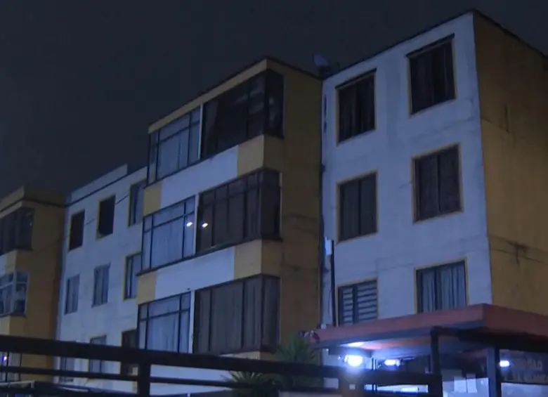En el apartamento de Kennedy fueron hallados medicamentos y documentos que serían cartas de despedida. Foto: captura de video @UltimaHoraCR